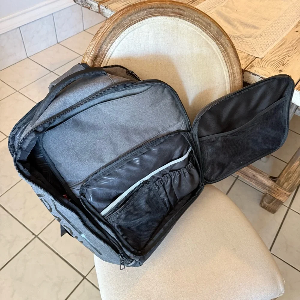 Elleven Sleek Gray Backpack with Padded Straps and Urban Style - Picture 2 of 8
